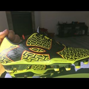 Under Armour Soccer Cleats - Boys Size 5 1/2